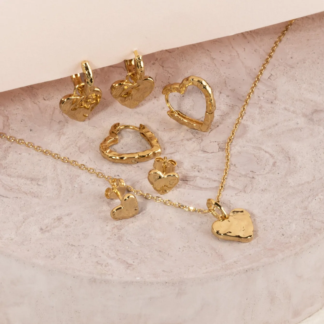 AMABEL GOLDEN PENDANT