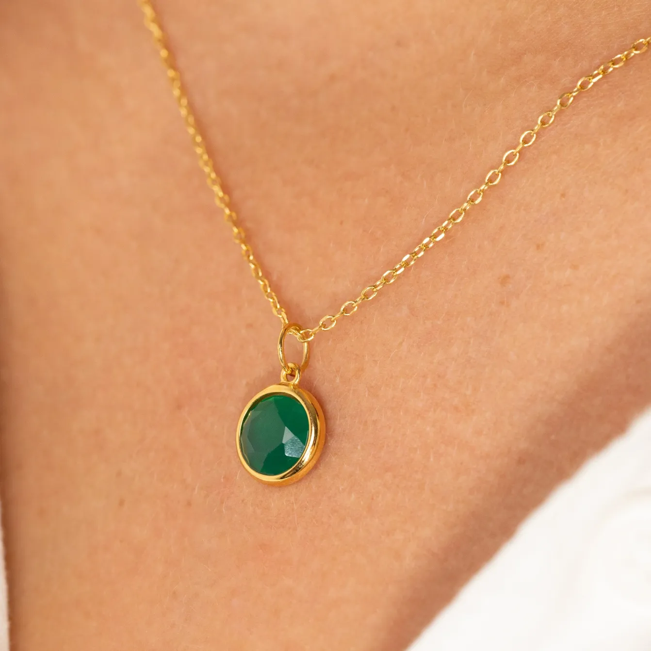 AVA GREEN AGATE GOLDEN PENDANT