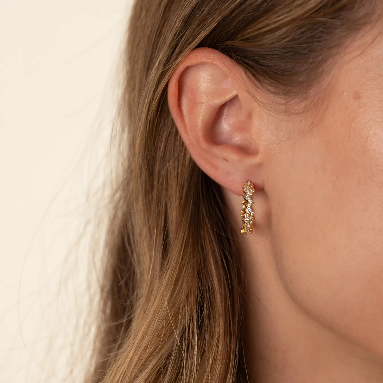 CLAIR CRYSTAL GOLDEN CREOL EARRING - Sisi Copenhagen