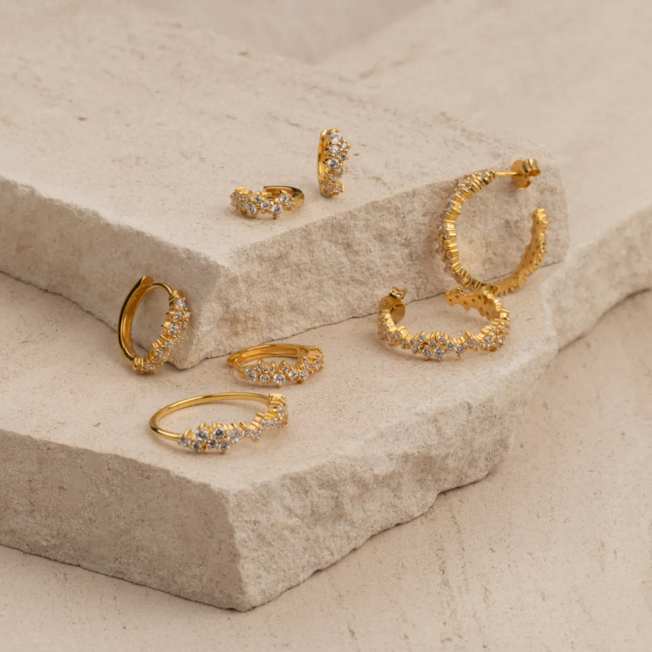 CLAIR CRYSTAL GOLDEN CREOL EARRING - Sisi Copenhagen