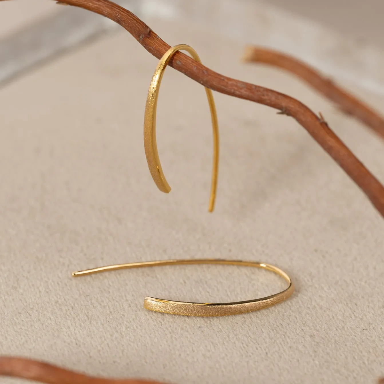 HEDVA GOLDEN CREOL EARRING