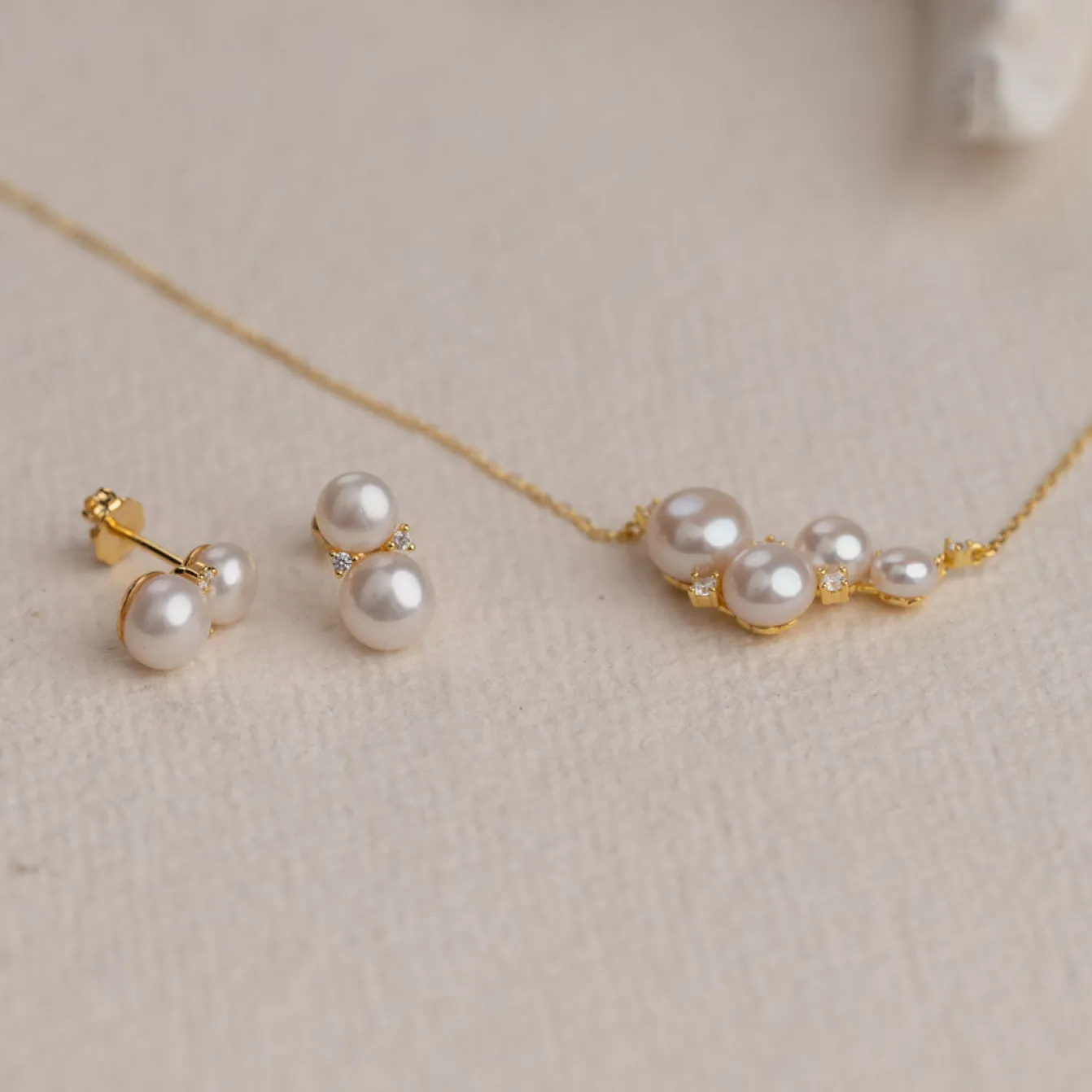 KELLY PEARL GOLDEN NECKLACE