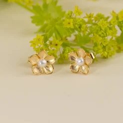 MONA PEARL GOLDEN STUD EARRING