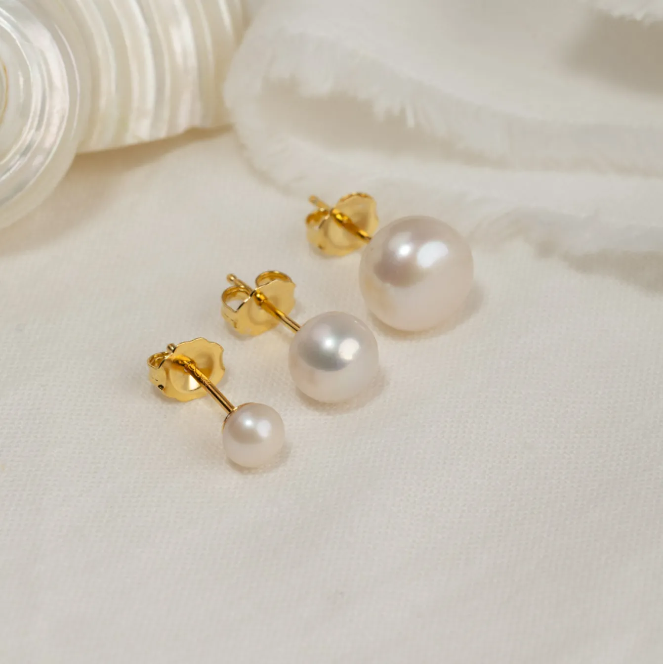 SIMPLE WHITE PEARL GOLDEN STUD EARRING