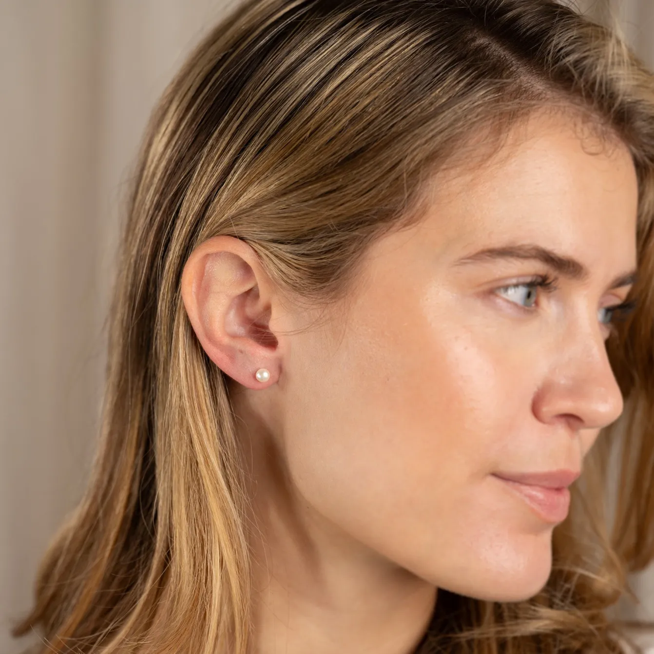 SIMPLE WHITE PEARL GOLDEN STUD EARRING