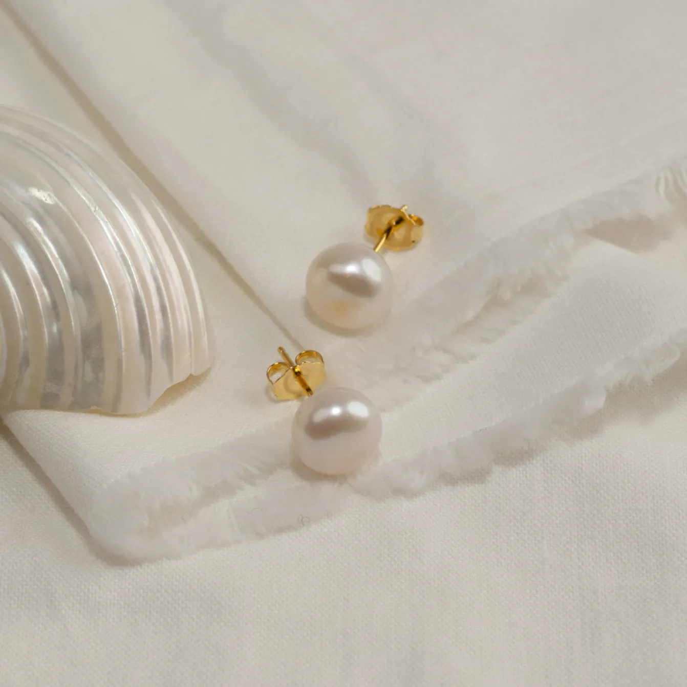 SIMPLE WHITE PEARL GOLDEN STUD EARRING