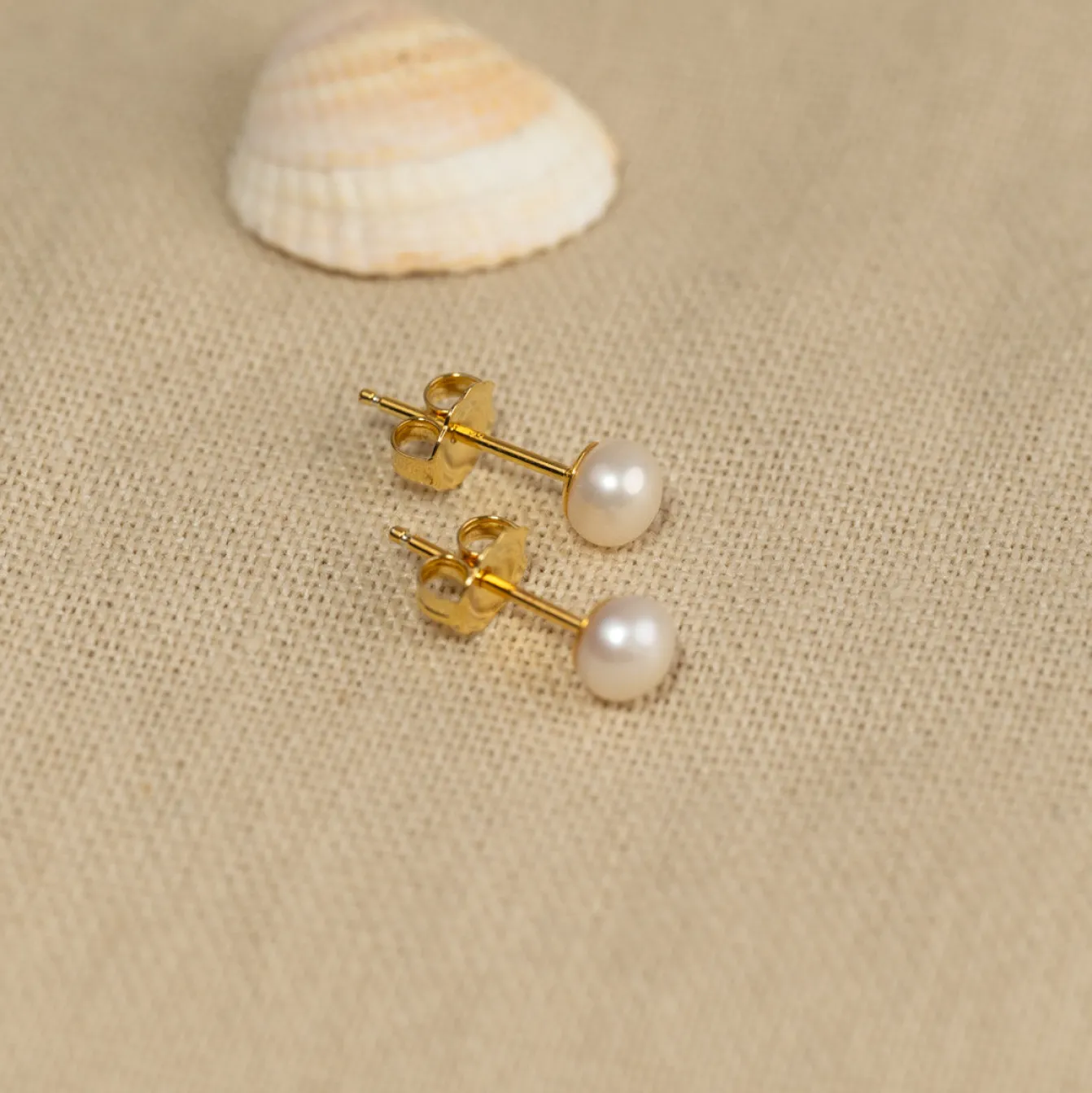 SIMPLE WHITE PEARL GOLDEN STUD EARRING