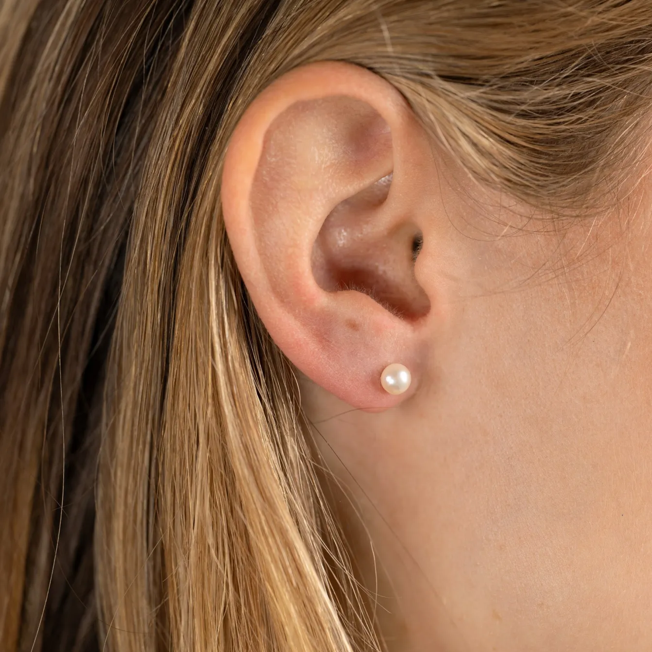 SIMPLE WHITE PEARL GOLDEN STUD EARRING