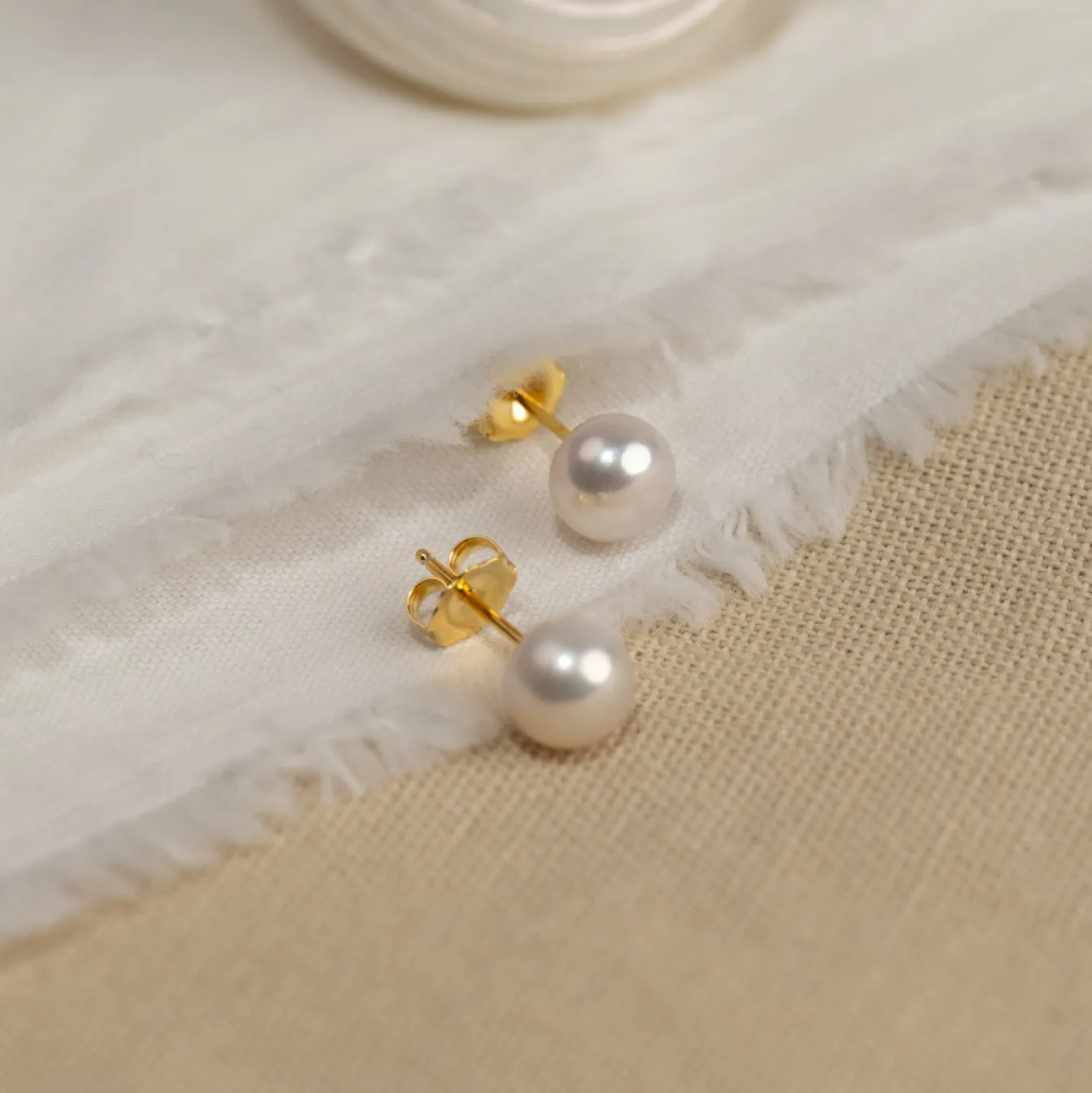 SIMPLE WHITE PEARL GOLDEN STUD EARRING